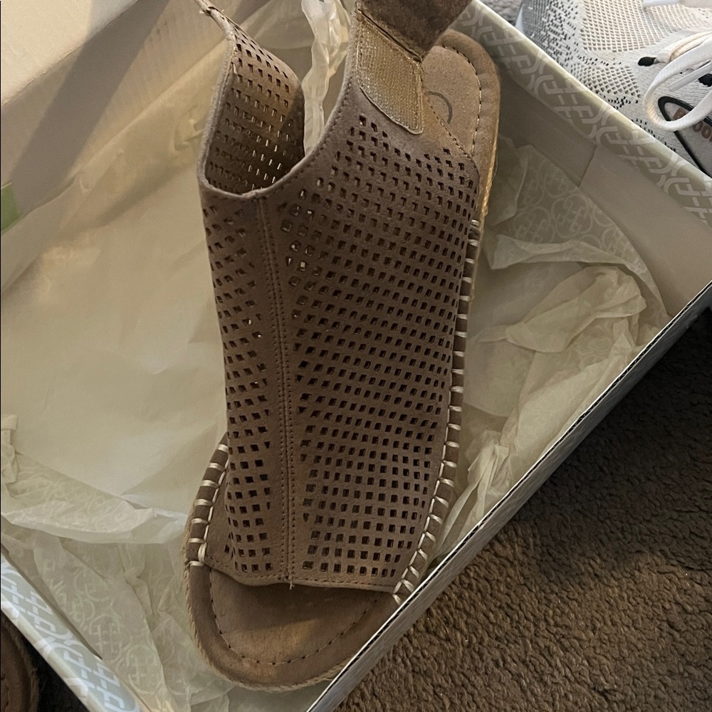 Daisy Fuentes Rory Tan Wedges - Picture 3 of 4